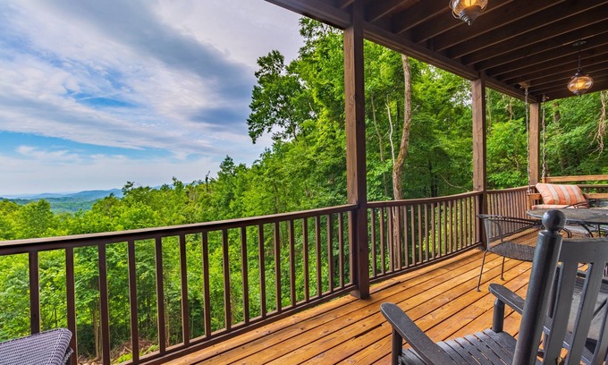 Highlands Cabin | VIEW! Romantic Cabin for 2 - Secluded yet close to picturesque Highlands