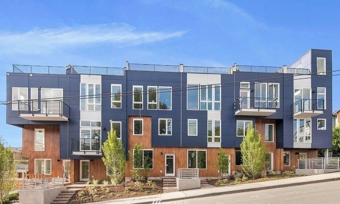 Eastlake House | Views of the Space Needle & Lake Union w/Parking!
