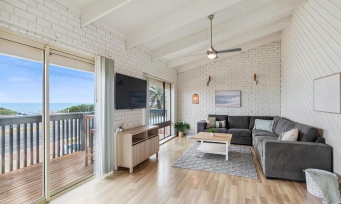Seaford House | Views on Esplanade I Skate Ramp I Sleeps 12!