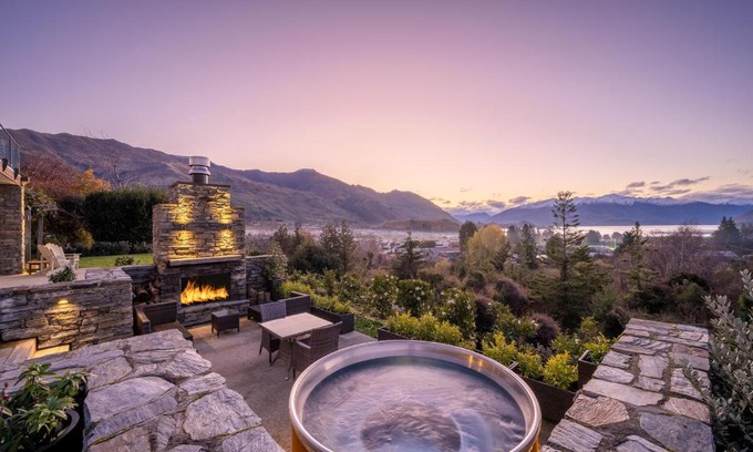 Wanaka Villa | Views on Stone by Sotheby's Luxury Rental Homes