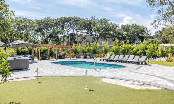 Vilano Beach Apartment | Vilano Rose Slps 24, 6Bds/5 Bths, Pool, Wlk to Beach, Golf, Pets, Hot Tub