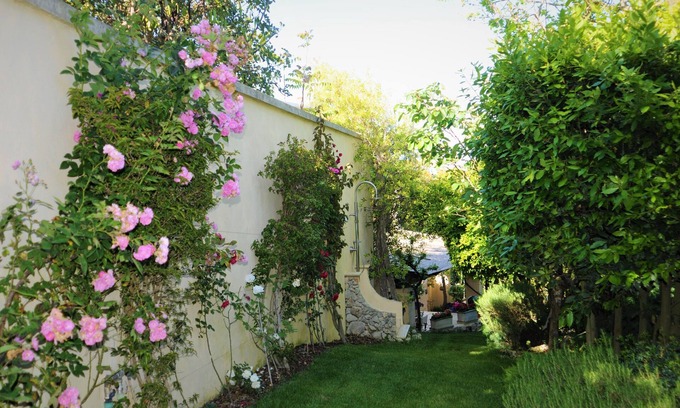 Marina di Marittima Villa | Villa Acquaviva avec un jardin méditerranéen et pieds dans l'eau
