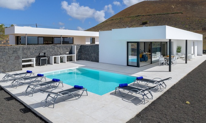 Conil Villa | Villa Ainara, Conil village with swimming pool