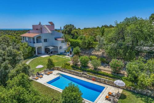 Lagoa e Carvoeiro Villa | Villa Alfarrobeira by Villa Plus