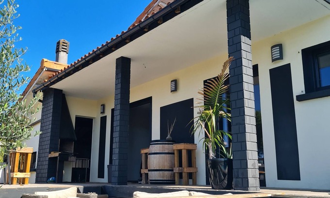 Cestas House | Villa between pines and vines, in a quiet location