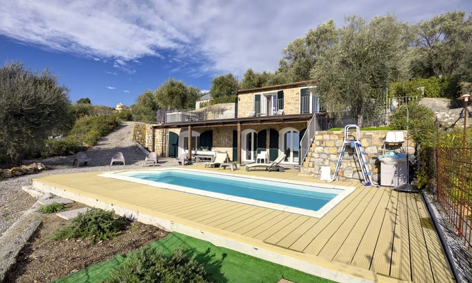 Civezza House | Villa Bionda sleeps 7 with private pool & large garden