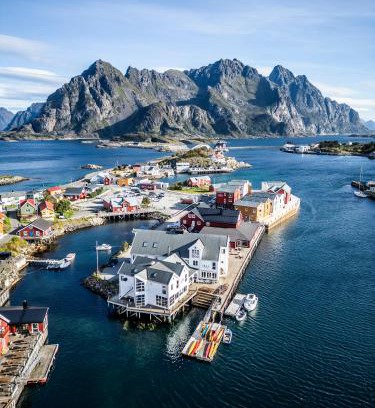 Henningsvaer Hotel | Villa Bryggekanten - by Classic Norway Hotels