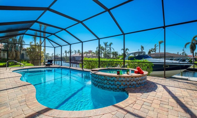 Caloosahatchee Villa | VILLA CALLA – HEATED POOL & SPA | GULF ACCESS | CANAL VIEW | BOAT RENTAL + TOURS VOUCHER INCL.