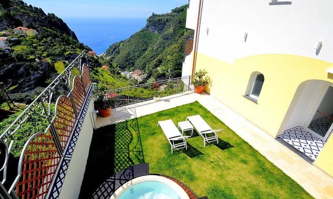 Pontone House | Villa Clarice E, fully refundable with voucher*: An elegant and modern studio apartment in a quiet position, located on a hillside above the sea, with Free WI-FI.