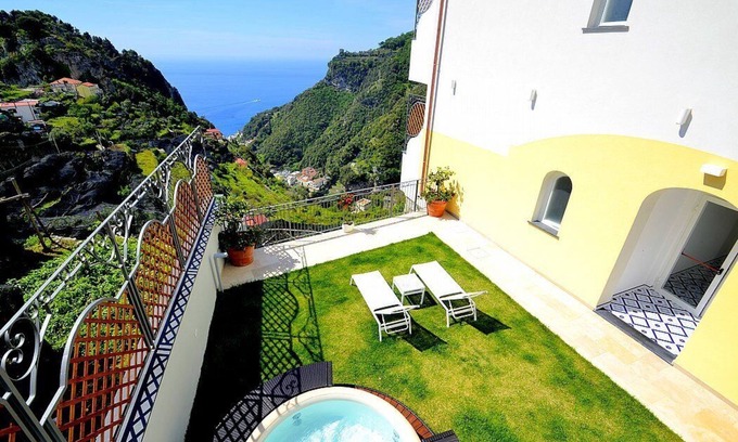 Pontone House | Villa Clarice F: A bright and sunny studio apartment in a quiet position, located on a hillside above the sea, with Free WI-FI.