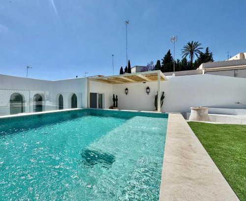 Alcala de Guadaira Villa | Villa con piscina privada salada, solárium y 3 dormitorios
