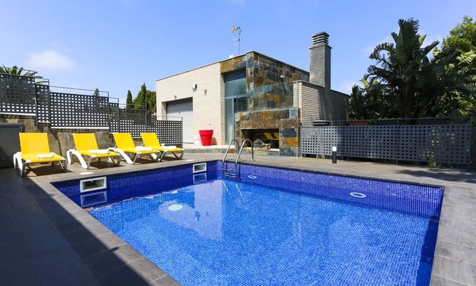 Salou Ski Chalet | Villa con Wifi Ascensor Para Personas Minusvalidas y Piscina