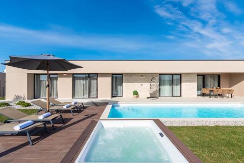 Labinci Villa | Villa Daleo with heated pool and jacuzzi near Porec