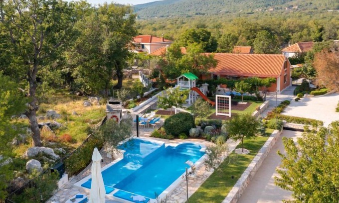 Bristivica House | Villa Dalmatica moderna by Interhome