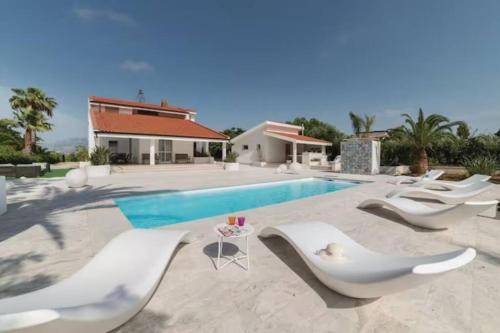Partinico Villa | Villa delle Sterlizie con piscina e jacuzzi by Le Dhome Sicily