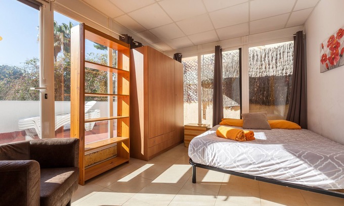 Castelldefels Villa | Villa 'Familiar Verdaguer' with Mountain View, Wi-Fi and Air Conditioning