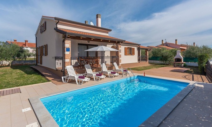 Nova Vas Cabin | Villa for up to 6 guests with a private garden and pool