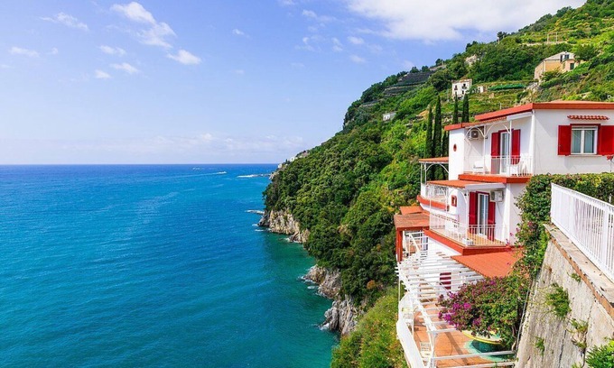 Vietri sul Mare Villa | Villa Furina: A bright and sunny four-story villa built on the sloping cliff in front of the sea, with Free WI-FI.