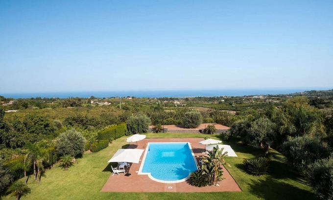 Santa Venerina House | Villa Ginevra depandance swimming pool and wifi and free parking