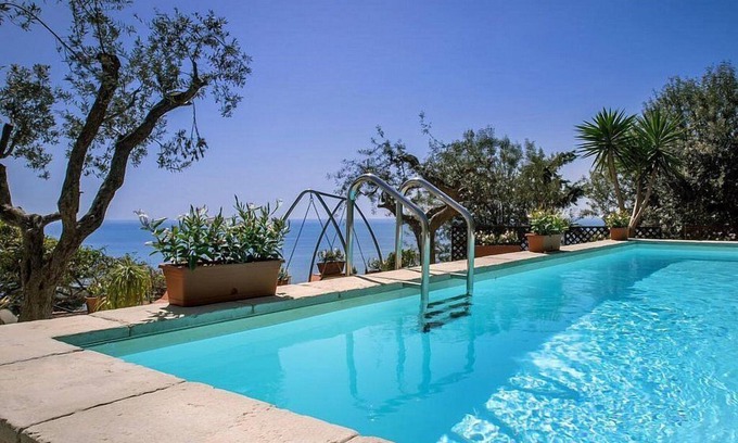 Sirenuse House | Villa Ilona: A splendid and luminous three-story independent house which faces the sun and the sea, with Free WI-FI.