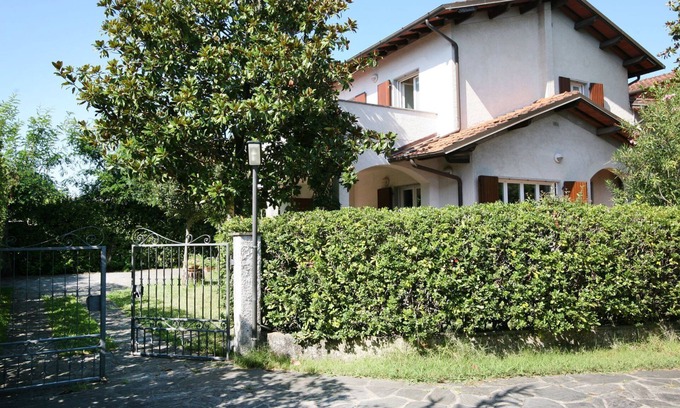 Forte dei Marmi Villa | Villa in Forte dei Marmi for 8 People with Garden and WiFi
