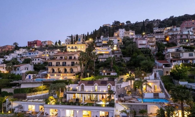 Taormina Villa | Villa in Taormina with 8 bedrooms sleeps 16