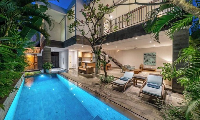 Batubelig Villa | Villa Jekumah 3 - 1 minute walk to restaurants