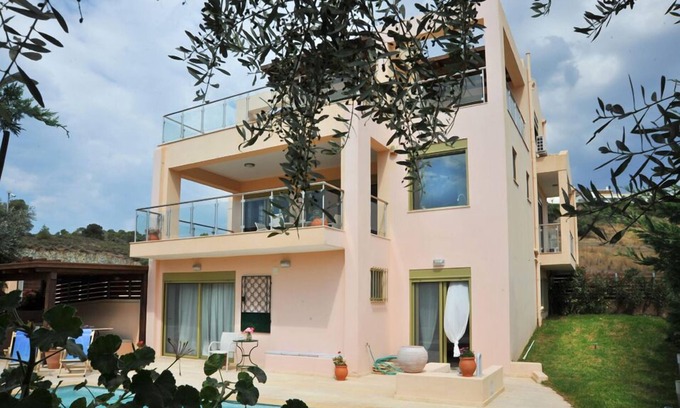 Ermionida Villa | Villa Julie - a relaxing family home place near the beach.