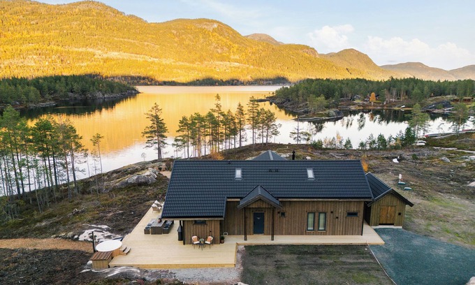 Kviteseid Villa | Villa Lakehouse Cedar with sauna, boat & jacuzzi