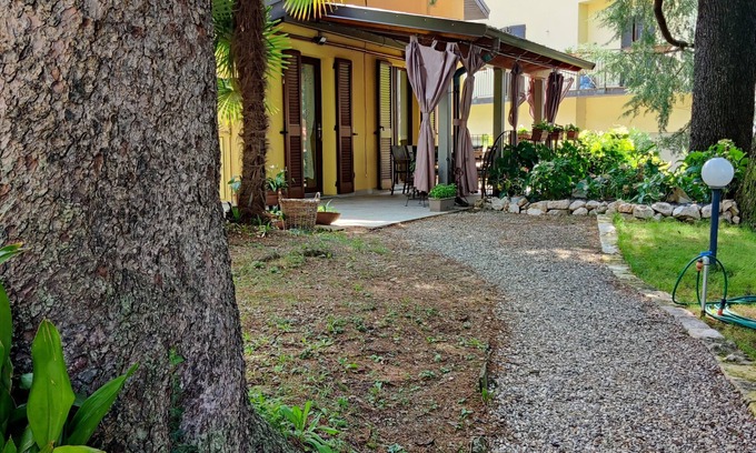 Lierna Cottage | Villa Laura - Dependance Jolanda with large veranda, garden and pool view