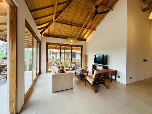 Selong Belanak Villa | Villa Lily Bay Selong Belanak