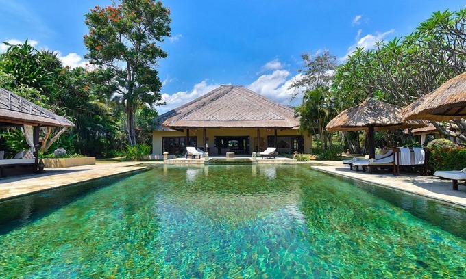 Dencarik Villa | Villa Lotus - 8BR Beachfront Villa With Private Pool And Staff