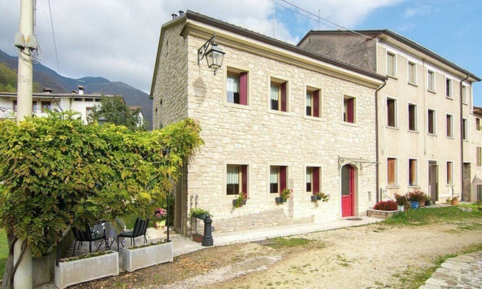 Miane House | Villa Marsica C: A welcoming two-story apartment immersed in a splendid landscape, in the heart of a wonderful little town, with Free WI-FI.