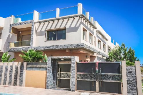 Essaouira Villa | Villa moderne à 5 min de la plage avec jardin et 3 salons