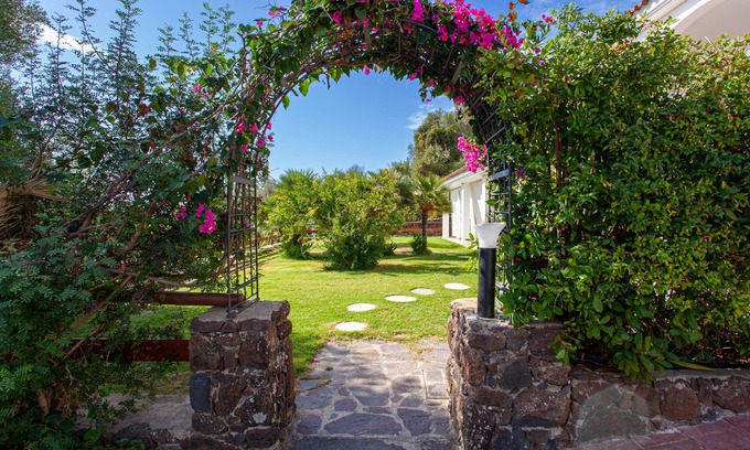 Sas Linnas Siccas Apartment | Villa Mula a stone's throw from the sea