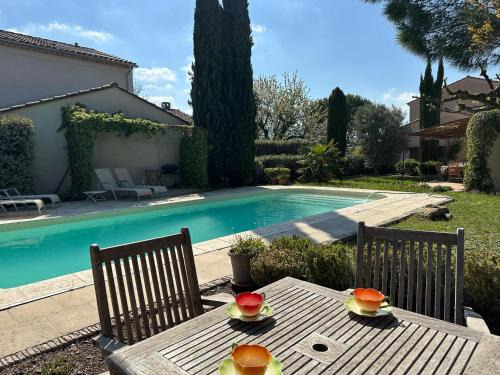 Oppede Villa | Villa Nicole avec piscine & jardin privés, parking dans le cœur du Luberon, proche Gordes, Roussillon, Goult, Bonnieux
