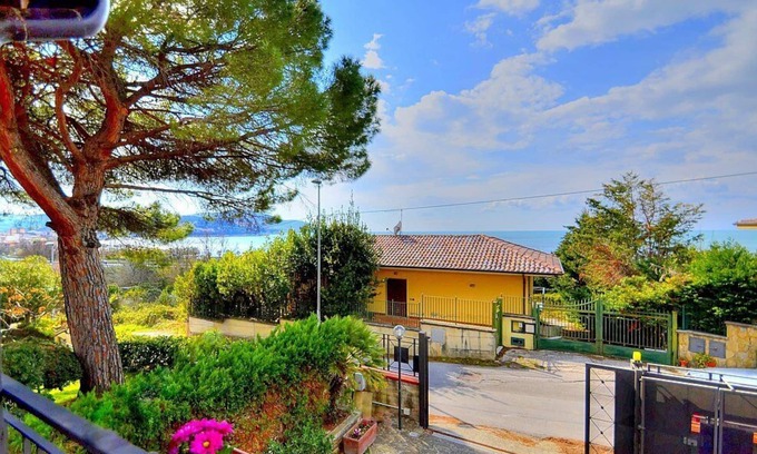 Agropoli Villa | Villa Nives: A spacious three-story villa situated at a short distance from the beach, with Free WI-FI.