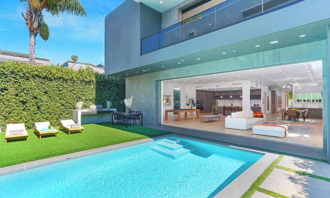 Beverly Hills Villa | Villa Pasha by LuxJB ๐ 16 Guests ๐9 beds ๐ Cinema & Gym