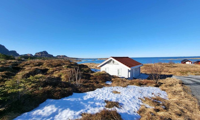 Leka House | Villa Polarlys - Holiday home by the sea on the geological island of Leka