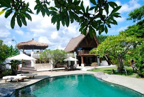 Dencarik Villa | Villa Santai - Fabulous beachfront villa, pool & jacuzzi