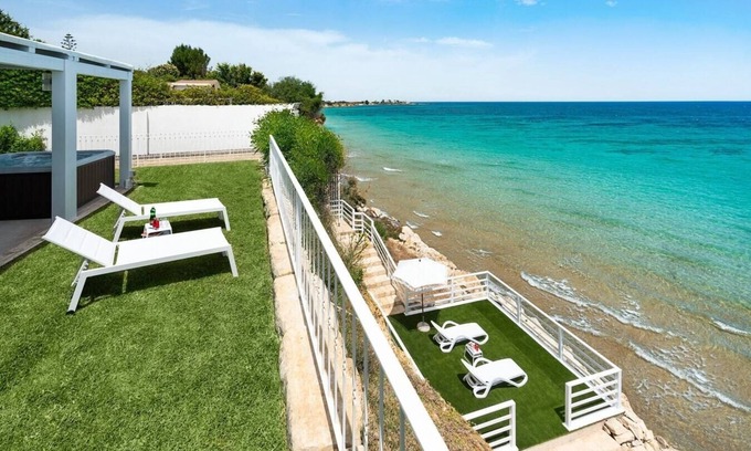 Noto Marina Villa | Villa Saveria (6 Guests) - Seafront with jacuzzi