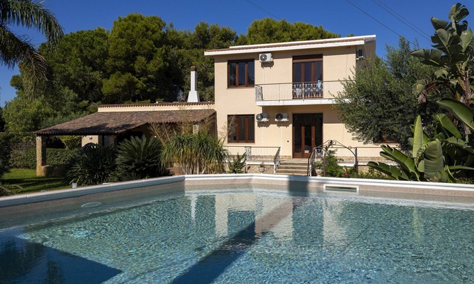 Marsala Villa | Villa 'Stella Sud' with Shared Pool, Wi-Fi and Air Conditioning