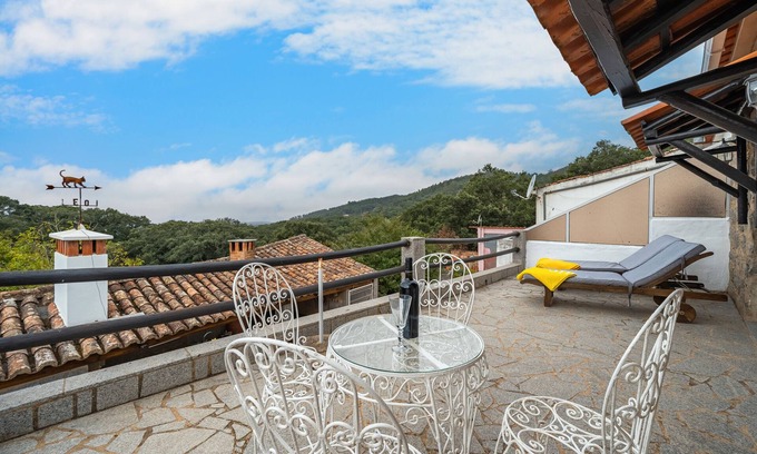 Monchique Villa | Villa 'Terra' with Private Terrace, Shared Garden and Wi-Fi
