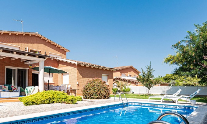 El Roc de Sant Gaieta Villa | Villa Tulipes with private pool: the oasis of comfort and nature.