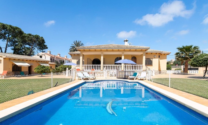 San Juan de Alicante Villa | Villa Una Fuente de Sol with swimming pool, garden and Wi-Fi