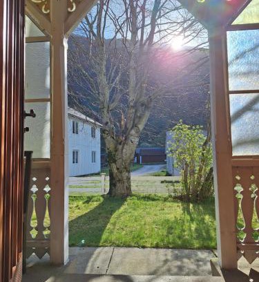 Nesset House | Villa ved sjøen og fjellene