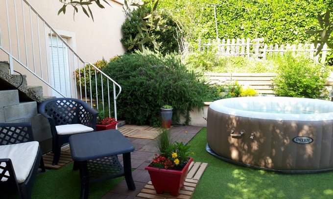 Cahors House | Villa with garden in residential area