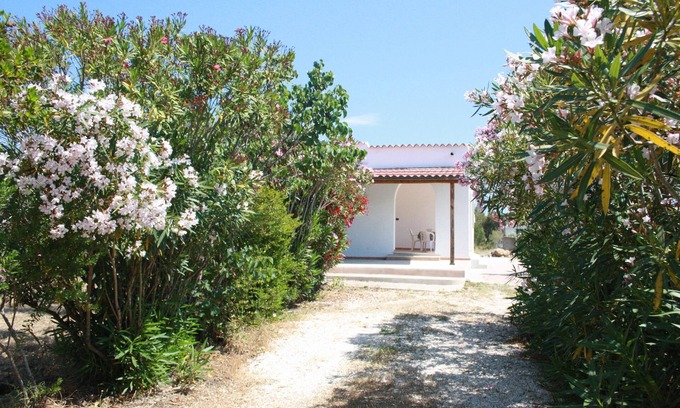 Orosei Villa | Villa with large garden bordering Bidderosa park