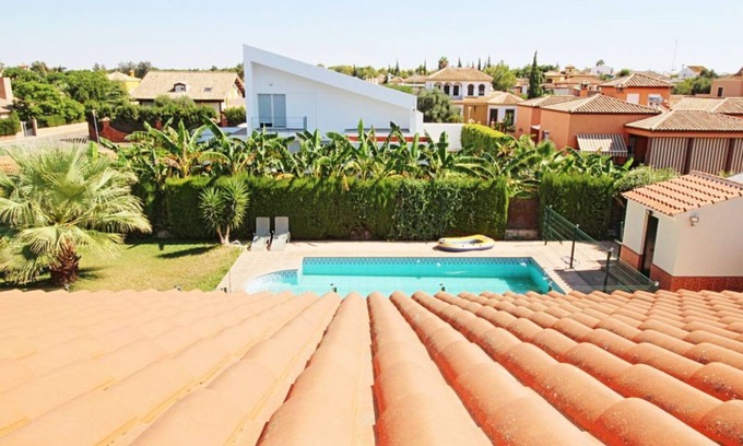Mairena del Alcor Villa | Villa with pool, free Wi-Fi, billiards, BBQ and table football 12 minutes from Seville