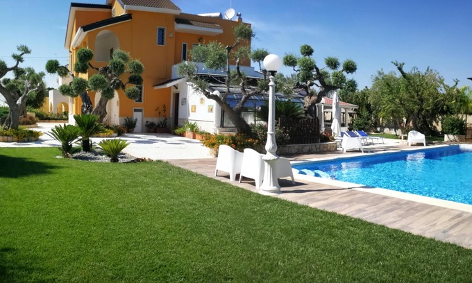 Castellana Grotte Villa | Villa with pool in Castellana Grotte